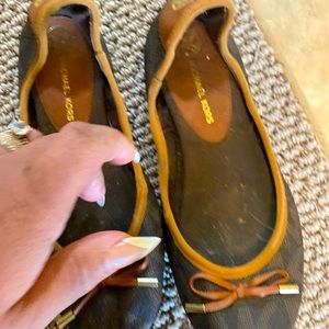 Very comfortable size 7 1/2 Michael Kors leather